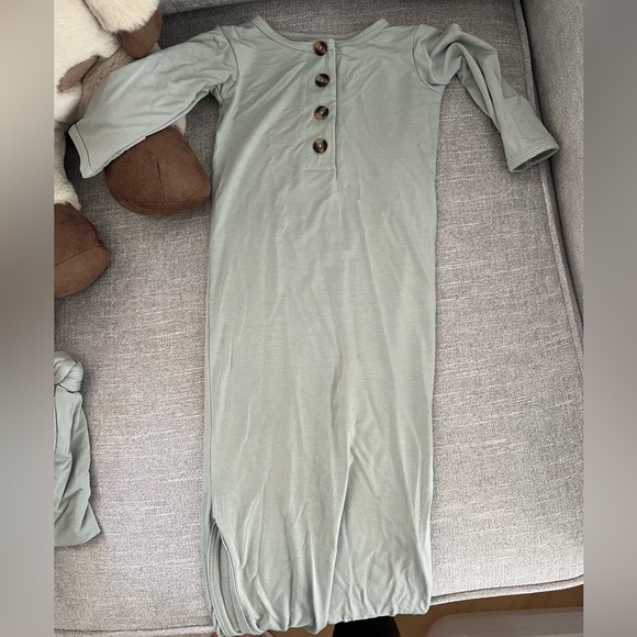 Lou Lou newborn gown and hat NWOT - Picture 3 of 4